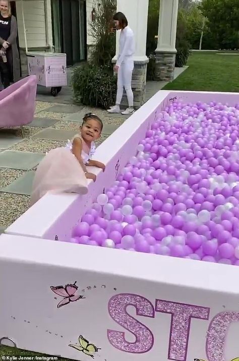 Stormis Birthday, Instagram Kylie Jenner, Butterfly Themed Birthday Party, Kylie Travis, Jenner Kids, Kylie Baby, Jenner House, Looks Kylie Jenner, Kylie Jenner Instagram