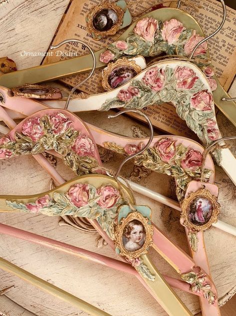 Shabby Chic Home Decor Ideas, Cute Hangers, Vintage Hangers, Hanger Crafts, Estilo Shabby Chic, Aesthetic Cottagecore, Romantic Shabby Chic, Boutique Decor, Ornament Design