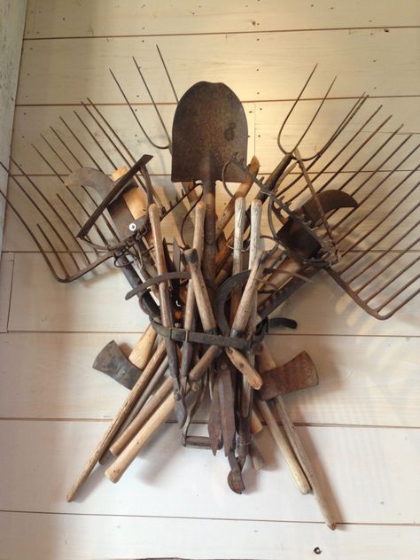 What an incredible way to display old farm implements Vintage Garden Tools, Old Garden Tools, Antique Ideas, Rusty Tools, Diy Decorating Ideas, Industrial Wall Decor, Barn Renovation, Old Farm Equipment, Farm Tools