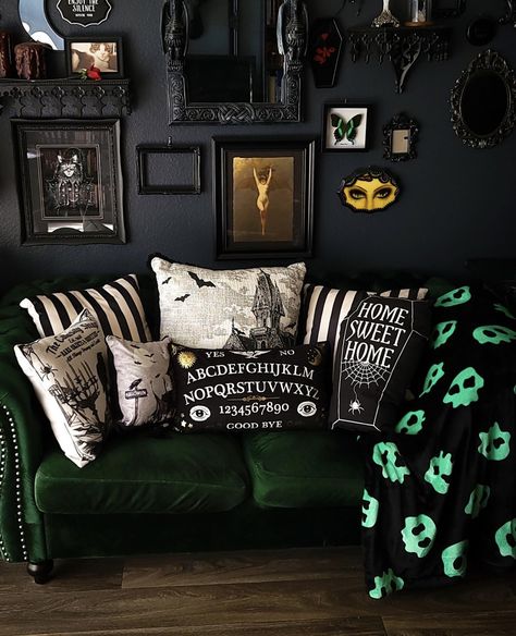 Green Gothic Living Room, Dark Cozy Apartment, Spooky Apartment, Halloween Decorations Vintage, Goth Living Room, Gothic Living Room, Goth Room, Farmhouse Outdoor, Vintage Magic