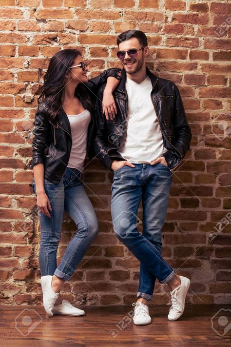 Couples Candid Photography, Poses Romantic, Pre Wedding Photoshoot Props, Pre Wedding Photoshoot Outfit, Romantic Couple Poses, Poses Couple, Wedding Photoshoot Props, Pre Wedding Photoshoot Outdoor, Wedding Photoshoot Poses