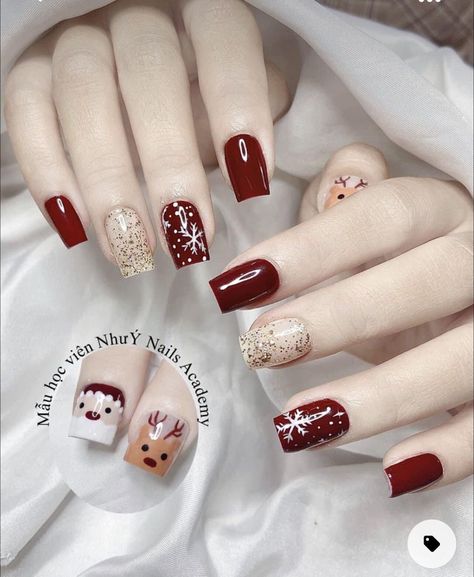 Nail Art Natal Xmas, Red Nail Art Elegant, Winter Nail 2023, Nails Natal, Christmas Nails Elegant, Nails Art Christmas, Noel Nail, Nail Tet, Best Christmas Nails