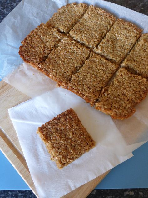 Ultimate Flapjack  http://jessiecakesdiary.com/2014/03/14/the-ultimate-flapjack/ Rock Buns, Flapjack Recipe, Bars And Squares, Cakes To Make, Honey Recipes, Golden Syrup, Baking Tins, White Flour, Cake Tins