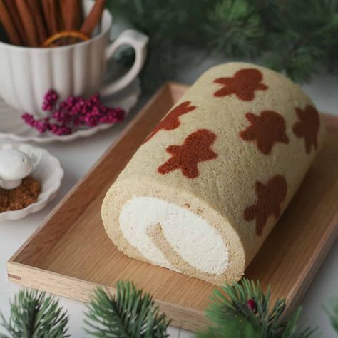 Gingerbread Men Pattern Cake Roll with Stabilized Cheesecake Filling Roll Cakes Christmas, Christmas Swiss Roll Cake Pattern, Christmas Pattern Roll Cake, Gingerbread Roll Cake, Christmas Roll Cake Design, Pattern Cake Roll, French Macaron Troubleshooting, Gingerbread Cake Roll, Christmas Roll Cake