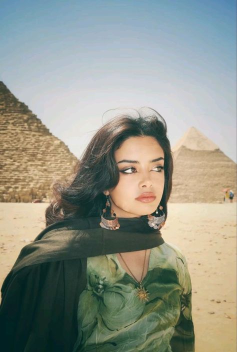 Nas Hip Hop, Egyptian Aesthetic, Egyptian Makeup, Arabian Princess, Vampire Bride, Egyptian Beauty, Egyptian Women, Beauty Makeup Photography, The Pyramids