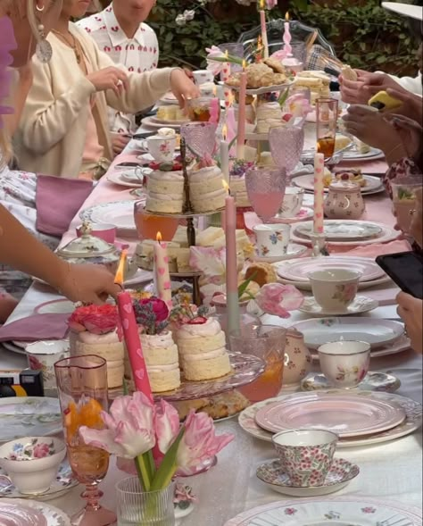 Garden Tea Party Aesthetic, Royal Picnic, Tea Party Aesthetic, Tea Party Birthday Ideas, Fancy Picnic, Fancy Tea Party, Birthday Garden Party, Coquette Birthday, 20th Bday