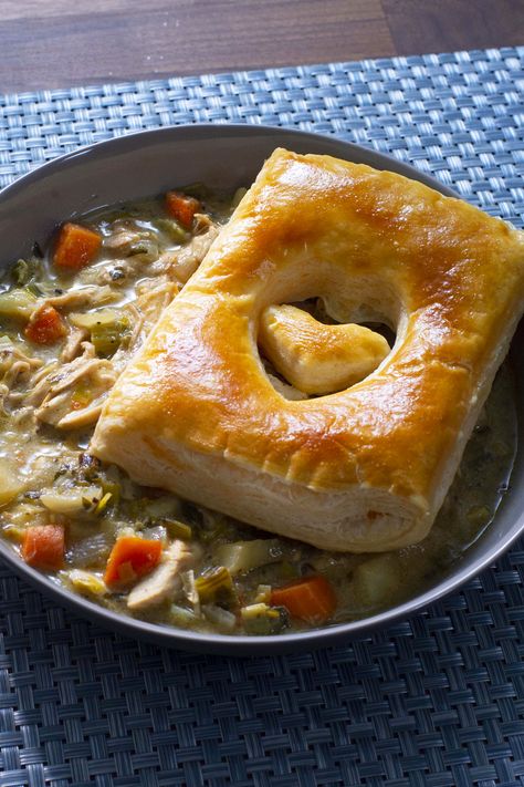 When you're craving pot pie and don't have the time to make a more traditional version, Rachael Ray's stove-top recipe is ready in 30 minutes. Rotisserie Chicken Pot Pie, 30 Minute Meals Chicken, Quick Casseroles, Rachel Ray Recipes, Chicken Pot Pies, Rachael Ray Recipes, Turkey Pot Pie, Stove Top Recipes, Food Network Canada