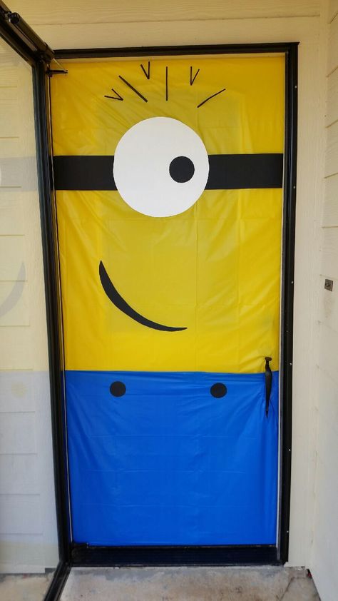 Minion door decoration Minion Halloween Door Decoration, Minion Door Decorations, Minion Door, Minions Birthday Theme, Minion Classroom, Minion Decorations, Door Decorations College, Classroom Door Decorating, Halloween Classroom Door