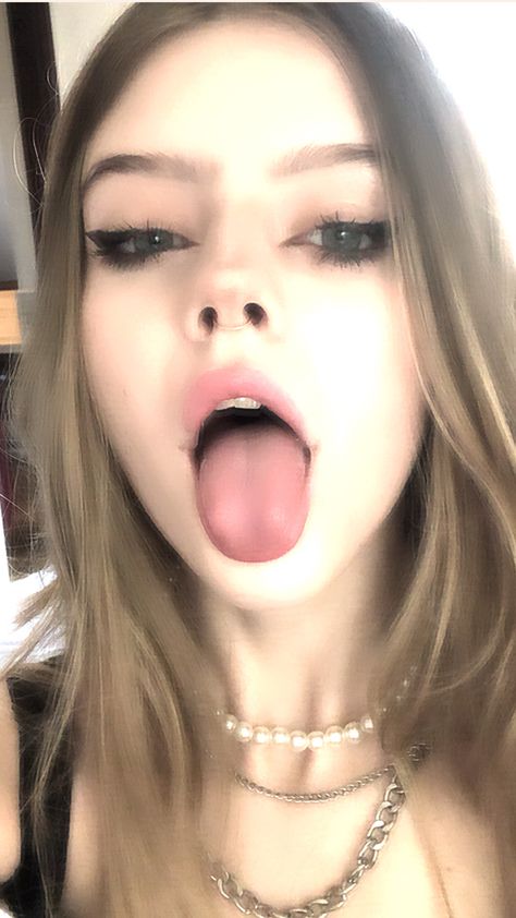 Selfie Tongue Selfie, Tongue Out Selfie, Selfie Inspo, Tongue Piercing, Funny Face, Night Time, Fortnite, Gif, Lips