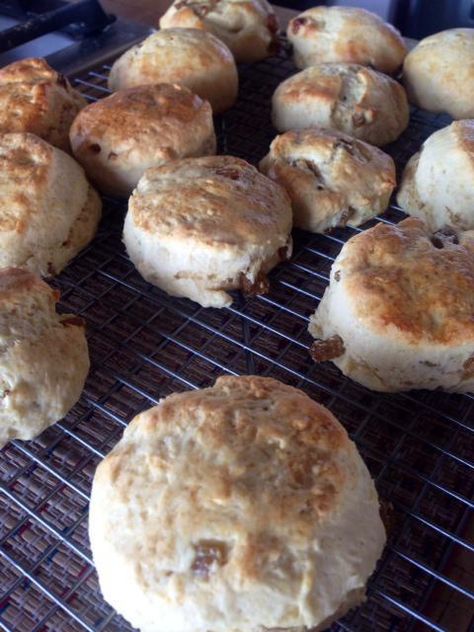 English Scone, Making Scones, Currant Scones, British Scones, Cooks Illustrated Recipes, English Scones, How To Make Scones, Tea Drops, Tea And Crumpets