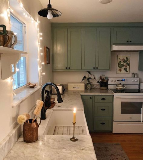 Cottage Kitchen With Table, Clean Kitchen Inspiration, Peaceful Home Decor Inspiration, Decorating A House On A Budget, Small House Astethics, Clean House Decor, Cozy Summer Home Decor, Old Fashioned Country Home, Kitchen Cute Aesthetic