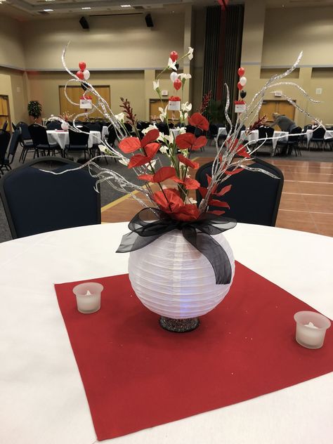 Inexpensive centerpieces Chinese Lantern Centerpieces, Paper Lantern Centerpieces, Inexpensive Centerpieces, Wedding Motifs, Simple Wedding Centerpieces, Lantern Centerpieces, Prom Theme, Wedding Floral Centerpieces, Diy Centerpieces