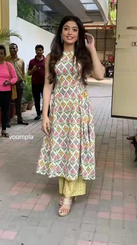 Cotton Chudidhar Designs Simple, Kurti Plazzo Designs, Design Frock, Indo Western Outfits For Women, Suits For Women Indian, Simple Frock Design, Stylish Kurtis Design, Dress Patterns Diy, Simple Frocks