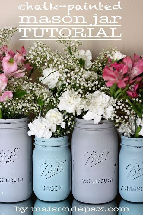 Click through for step-by-step instructions to create your own gorgeous painted mason jars! via maisondepax.com bHome.us #bHome.us American Flag Painting, Chalk Paint Mason Jars, Mason Jar Projects, Decoration Shabby, Jar Centerpieces, Diy Jar Crafts, Jar Diy, Painted Mason Jars, Diy Vase