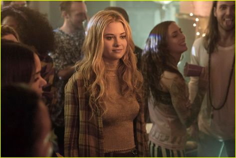 Meet 'Marvel's Runaways' Star Virginia Gardner with These 10 Fun Facts (Exclusive) Ariela Barer, Ginny Gardner, Marvels Runaways, Karolina Dean, Marvel Runaways, Virginia Gardner, Next Avengers, Gregg Sulkin, Marvel's Runaways