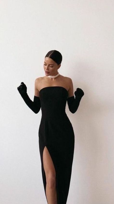 Floor Length Black Dress Classy, Black And White Glam Outfit, Pretty Black Dresses Classy, Elegant Dresses Classy Black, Prom Classy Dress, Fancy Black Women, Black And White Gown Elegant, Black Gala Dress Classy, Classy Night Dress