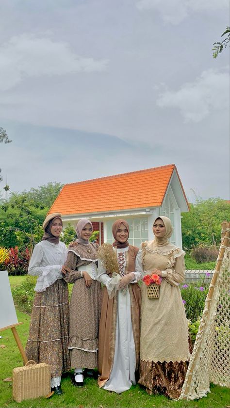 yearbook editoon ✨ Foto Yearbook Tema Garden Party, Ootd Aesthetic Vintage, Yearbook Earth Tone, Belanda Outfit, Yearbook Outfit Ideas Vintage, Outfit Garden Party Hijab, Gaya Foto Yearbook, Yearbook Photoshoot Vintage, Outfit Yearbook Vintage