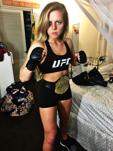 Ronda Rousey Costume Scary Girl Halloween Costumes, Terrifying Halloween Costumes, Boxer Women, Halloween Party Costume Ideas, Gym Costume, Last Minute Diy Costumes, List Of Halloween Costumes, Different Halloween Costumes, Friends Halloween Costumes