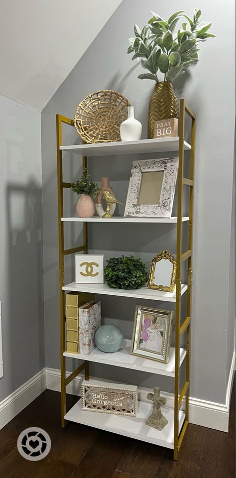 Gold And White Bookshelf, White And Gold Apartment, White And Gold Office Ideas, Pink Gold And White Bedroom, Gold Bookshelf Decor, Gold Room Aesthetic, Bedroom Bookshelf Decor, Gold Shelf Decor, White And Gold Room