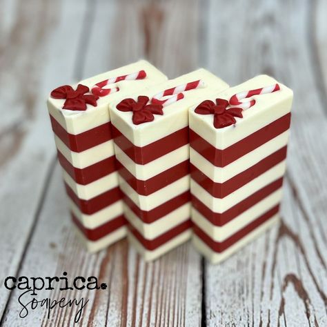 Christmas Soap Designs, Winter Soap Ideas, Christmas Soaps, Soap Design Ideas, Cold Process Soap Designs, Valentine Soap, Natural Soaps Recipes, Diy Soap Bars, Easy Soap Recipes