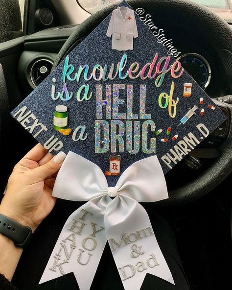 Grad Cap Pharmacy, Pharmacy Tech Cap Ideas, Pharmacy Cap Ideas, Cap Decoration Graduation Pharmacy, Surg Tech Grad Cap, Pharmacy Tech Photoshoot Ideas, Pharmacy Tech Graduation Pictures, Pharmacy Tech Graduation Cap, Pharmacy Tech Photoshoot