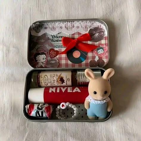 Calico Critter Altoid Wallet, Altoids Wallets, Altoid Wallet, Altoids Wallet, Tin Wallet, Wallet Inspiration, Mint Tin Crafts, Wallet Ideas, Tin Ideas