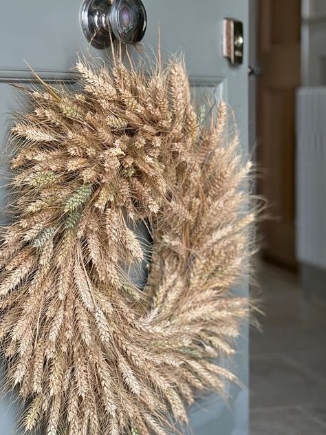 DIY Wheat Wreath 🌾 Natural Wreaths, Wheat Wreath, Dried Wreath, Straw Wreath, Natural Wreath, Wreath Maker, Wreath Base, Beautiful Objects, Preserved Flowers