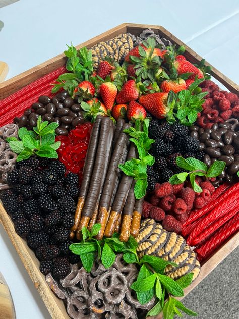 Berry Board Ideas, Fruit Chauctier Board Ideas, Charcuterie Board Ideas Sweet And Savory, Chocolate And Berry Charcuterie Board, Chocolate And Berries Charcuterie Board, Chocolate Chacutery Boards, Berries Charcuterie Board, Chacudory Board Ideas, Charcuterie Board Sweet And Savory