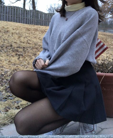 Aesthetic outfit. Pleated skirt with turtleneck and sweatshirt tucked in. Pleated Skirt Outfits Winter, Fall Skirt And Stocking Outfits, Skirt Outfits Winter Aesthetic, Sweatshirt Over Turtleneck Outfit, Skirt With Turtleneck Outfit, Pleated Skirt With Tights Outfit, Pleated Skirt And Stockings Outfit, Skirt Outfits Aesthetic Winter, Aesthetic Outfits With Skirts Winter