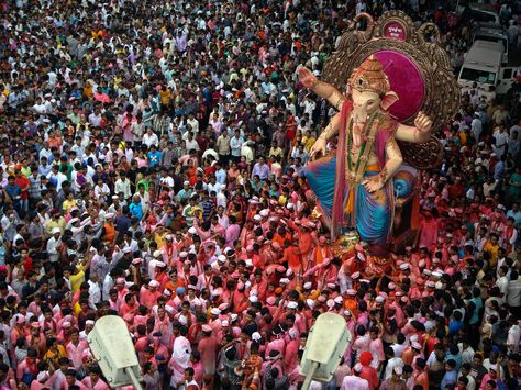 lord ganesha | visarjan festivities | mumbai, india | foto: divyakant solanki Lord Ganesha Names, Ganesh Chaturthi Festival, Ganesh Festival, Hd Cover Photos, Clay Models, Ganesh Puja, Ganesh Utsav, Bappa Morya, Festivals Of India