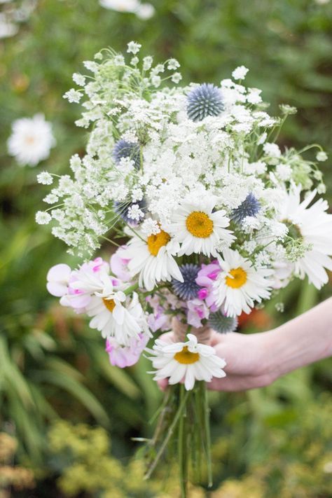 Homegrown DIY Wedding Bridal Bouquet Diy Bridal Bouquet Tutorial, Wedding Flowers Diy, Daisy Bouquet Wedding, Bouquet Champetre, Navy Wedding Flowers, Diy Bridal Bouquet, Simple Wedding Flowers, Cheap Wedding Flowers, Wedding Concept