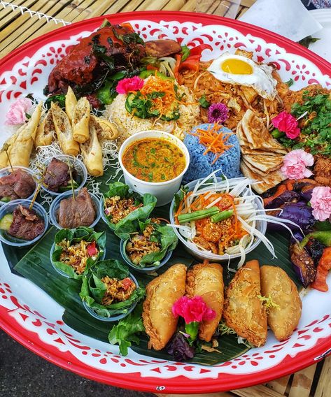 I ate this amazing Thai food platter Asian Platters, Street Food Thailand, Street Food Design, Amazing Food Platters, Charcuterie Ideas, Main Food, Food Platter, Laos Food, Street Food Market