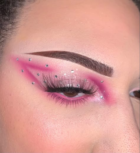 Blended out pink V shaped Eyelook W/ rhinestones Rave Makeup Pink, Pink And White Eyeshadow Looks, Pink Undereye Makeup, Pink Rave Makeup, Interesting Makeup Looks, Valentine Eyeshadow, Pink Makeup Ideas, Edc Makeup, Pink Eyeshadow Looks