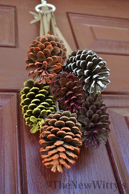 Pinecone Door Decor for Thanksgiving Easy Diy Thanksgiving Decorations, Harvest Crafts, Easy Diy Thanksgiving, Painted Pinecones, Easy Fall Decor, Diy Pinecone, Thanksgiving Decorations Diy, Fall Door Decorations, Diy Thanksgiving