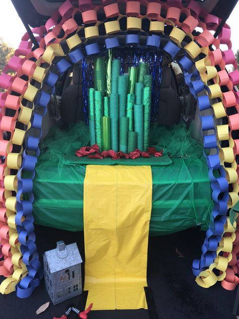 Wizard Of Oz Haunted House, Trunk Or Treat Ideas For Cars Wizard Of Oz, Trunk Or Treat Wizard Of Oz Theme, Wizard Of Oz Trunk Or Treat Ideas, Oz Trunk Or Treat, Trunker Treat Ideas, Wizard Of Oz Decor, Spooky Basket, Halloween Camping