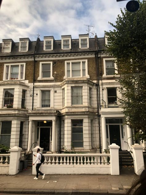 Old London House Aesthetic, London Street Aesthetic, Old London Aesthetic, Townhouse London, Cherry Cakes, Aesthetic London, Street Pictures, London Vibes, Street Aesthetic