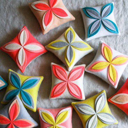 Felt Flower Sachets | Purl Soho Diy Flower Projects, Purl Bee, Diy Sewing Gifts, Diy Flores, Fleurs Diy, Crafts Sewing Patterns, Costura Diy, Sparrows, Felt Flower