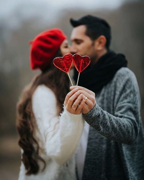 50 Romantic Couple Poses to Get Cute Couple Photos (+5 FREEBIES) Valentines Photography Couples, Selamat Hari Valentine, Whatsapp Info, Valentine Mini Session, Wedding Fotos, Valentine Photo Shoot, Valentine Picture, Valentines Day Pictures, Valentines Couple