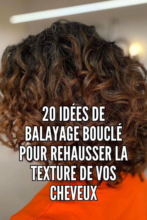 Des boucles douces associées à un balayage brun chaud forment un duo parfait pour une coiffure courte élégante et féminine. // Crédit photo : Instagram @royaloakbcn Photo Instagram, Balayage, Curly Hair Styles, Texture, Hair, Instagram