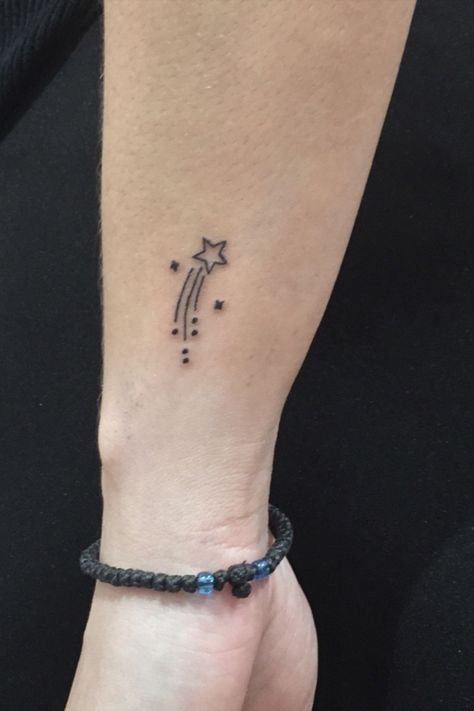 Star Aesthetic Tattoo, Tats On Wrist, Star Initial Tattoo, Cute Tattoos Stars, Sigil Star Tattoo, Gold Star Tattoo, Fallen Star Tattoo, Tattoo Stars Men, Shooting Star Tattoo Men