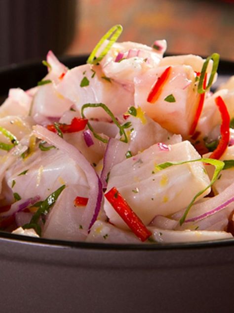 Agora que você vai aprender a fazer, é só se deliciar com essa receita peruana super refrescante e perfeita para os dias quentes. #calor #verão #receitas #cozinha #tilápia #ceviche Tilapia Ceviche, Ceviche Recipe, Tilapia Recipes, Sprouts With Bacon, Saint Peter, Food Drinks Dessert, Romantic Night, Roasted Brussel Sprouts, Christmas Party Food