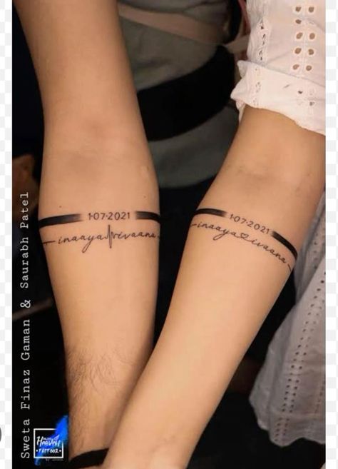 Couple Armband Tattoo, Bracelet Tattoos With Names, Wedding Date Tattoos, Skull Couple Tattoo, Family Name Tattoos, Date Tattoo, Best Couple Tattoos, Small Couple Tattoos, Cute Couple Tattoos