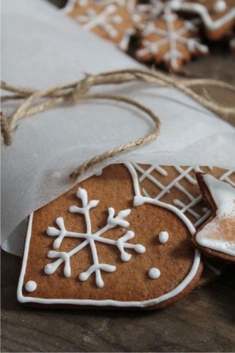 Jul Kaka, Gingerbread Cookies Decorated, All Things Gingerbread, Gingerbread Decorations, Swedish Christmas, Gingerbread Cookie, Xmas Food, Nordic Christmas, Cookies Decorated