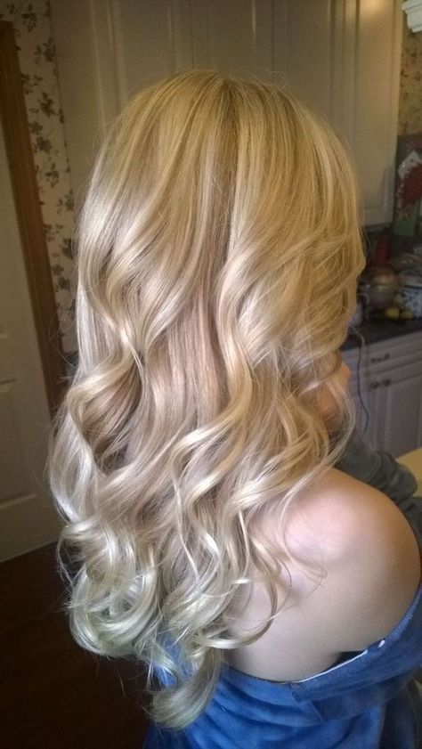 Highlights For Sandy Blonde Hair, Solid Color Blonde Hair, Big Curls Blonde Hair, Loose Curls Blonde Hair, Solid Blonde Hair Color Ideas, Solid Blonde Hair Color, Loose Blonde Curls, Blonde On Blonde Highlights, Solid Blonde Hair