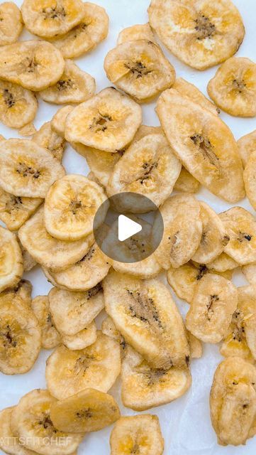 Matteo • Easy Healthy Recipes on Instagram: "you’ll love these oil-free, sugar-free, gluten-free, vegan, easy banana chips! Follow @mattsfitchef for more easy healthy recipes

SAVE the recipe👇

INGREDIENTS
- bananas
- Lemon juice 
DIRECTIONS
- Find directions and details linked in my bio @mattsfitchef + 🔗 https://mattsfitchef.com/banana-chips/

📍 OR search “Banana Chips” in the search bar on my website mattsfitchef.com
.
.
.
.
#easysnack #healthysnacks #healthysnackideas #bananas #banana #bananachips #snackideas" Banana Ideas, Banana Chips Recipe, Dried Banana Chips, Dehydrated Fruits, Dried Bananas, Dehydrated Fruit, Diet Snacks, Banana Chips, Baked Banana