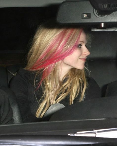 Velvey ♍︎ on Instagram: “Avril Lavigne’s signature pink-streaked hair and moods after a night out, 2008” Avril Lavigne, Pink Hair, A Woman, Night Out, Blonde, Hairstyles, Hair, Pink, Instagram