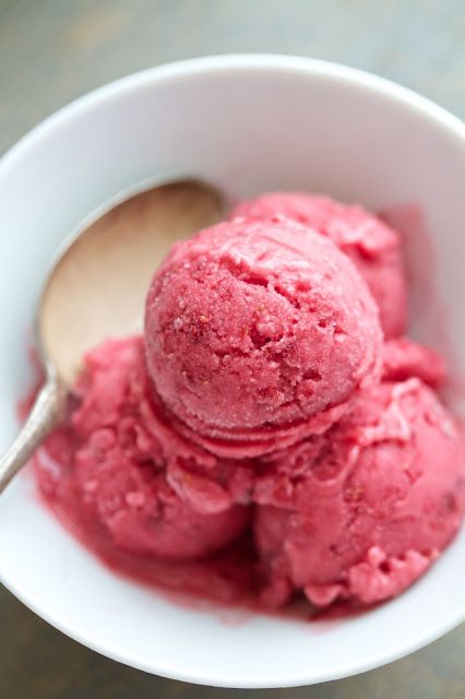 Tangy Raspberry Sherbet (Gastbeitrag) - Will Cook For Friends Peach Ice Cream Recipe, Gender Reveal Party Food, Blackberry Ice Cream, Custard Ice Cream, Lemon Poppyseed Cake, Homemade Custard, Raspberry Ice Cream, Peach Ice Cream, Homemade Vanilla Ice Cream