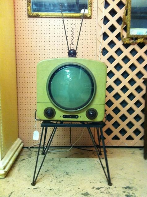 The Vault Of The Atomic Space Age Tv Vintage, Vintage Television, Casa Vintage, Old Radios, Vintage Tv, Retro Tv, Retro Furniture, Vintage Radio, Vintage Electronics