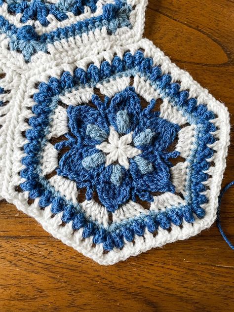 Crochet Blue Yarn Ideas, Granny Hexagon Crochet Blanket, Crochet Hexie Blanket, Hexagon Square Crochet Pattern, Hexagon Granny Square Projects, Hexagon Square Crochet, How To Crochet A Hexagon Granny Square, Half Hexagon Crochet Pattern, Hexagonal Granny Square Pattern