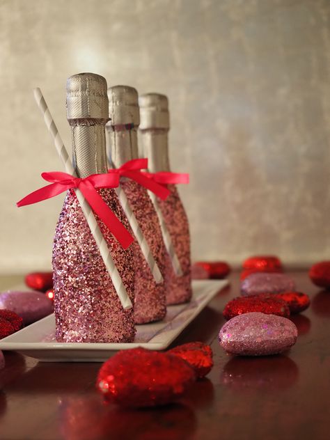 “She's bright like glitter and bubbly like champagne." . . . It’s never too early to start thinking about Valentine’s Day (or Galentine’s Day!) 💕 Loving these simple, DIY glitter champagne bottle, learn how to make them on artfullyalissa! Glitter Champagne Bottle, Glitter Champagne Bottles, Champagne Favors, How To Make Glitter, Bubbly Bar, Mini Champagne Bottles, Foam Art, Glitter Champagne, Pop Fizz Clink